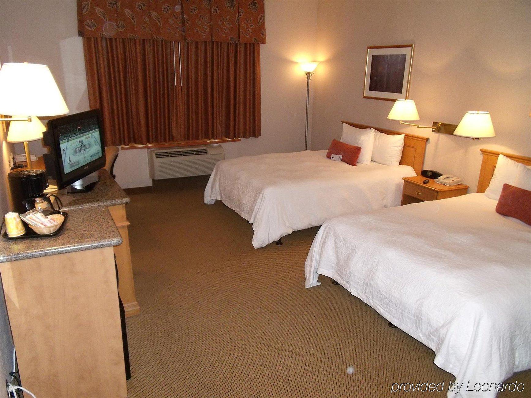 Humphry Inn And Suites Winnipeg Room photo